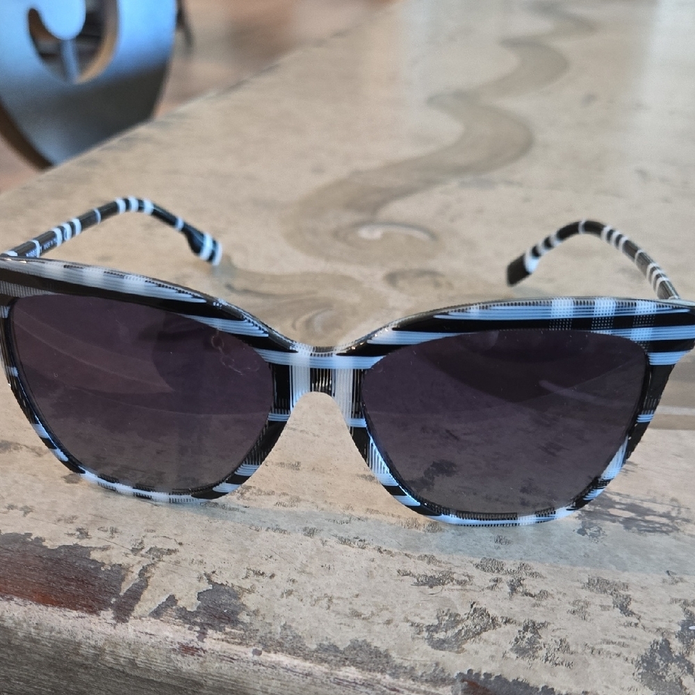 Burberry Black and White Checkered Eyewear - Picture 12 of 15